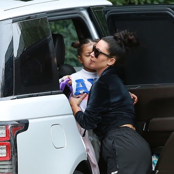 Kim Kardashian et Kanye West arrivent chez des amis avec leurs enfants North et Saint West à Los Angeles, le 5 février 2017