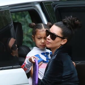 Kim Kardashian et Kanye West arrivent chez des amis avec leurs enfants North et Saint West à Los Angeles, le 5 février 2017