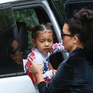 Kim Kardashian et Kanye West arrivent chez des amis avec leurs enfants North et Saint West à Los Angeles, le 5 février 2017