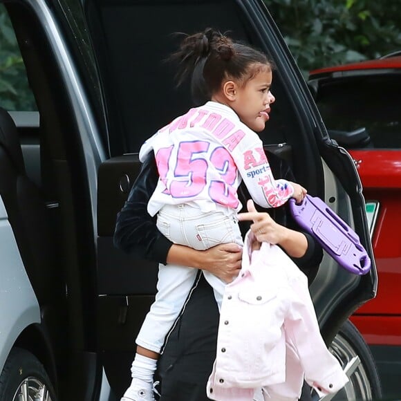 Kim Kardashian et Kanye West arrivent chez des amis avec leurs enfants North et Saint West à Los Angeles, le 5 février 2017