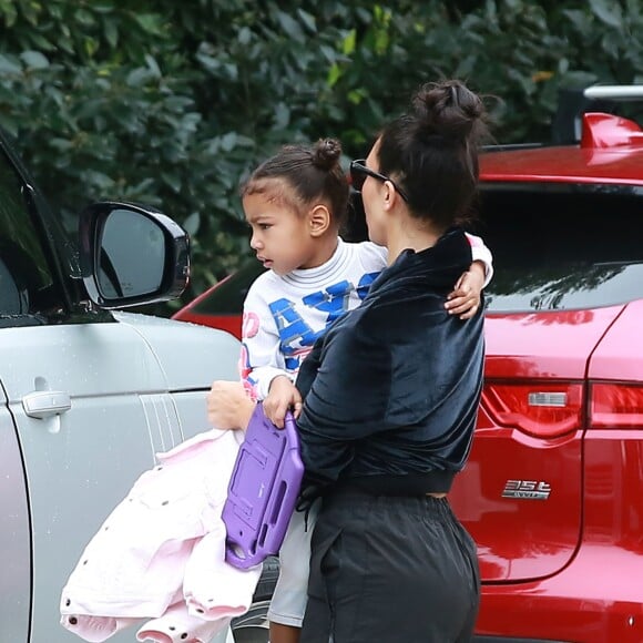 Kim Kardashian et Kanye West arrivent chez des amis avec leurs enfants North et Saint West à Los Angeles, le 5 février 2017