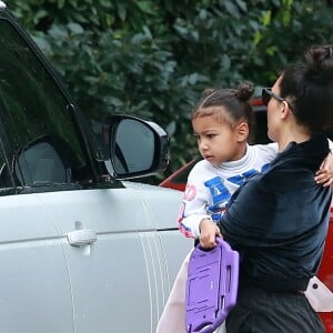 Kim Kardashian et Kanye West arrivent chez des amis avec leurs enfants North et Saint West à Los Angeles, le 5 février 2017