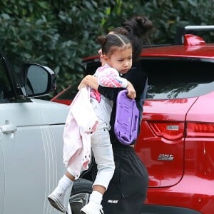 Kim Kardashian et Kanye West arrivent chez des amis avec leurs enfants North et Saint West à Los Angeles, le 5 février 2017