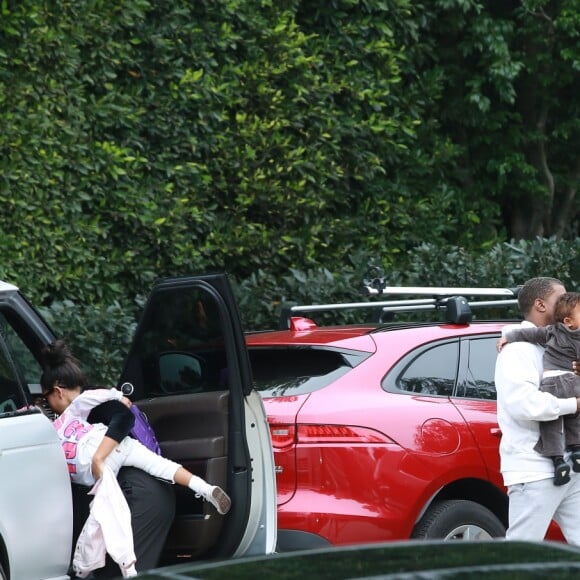 Kim Kardashian et Kanye West arrivent chez des amis avec leurs enfants North et Saint West à Los Angeles, le 5 février 2017