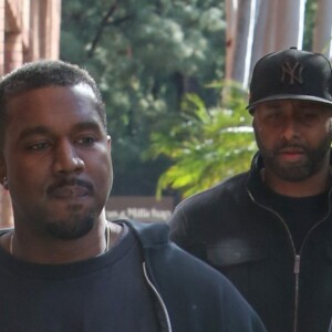Kanye West, souriant, arrive au club Equinox à Encino le 4 février 2017.