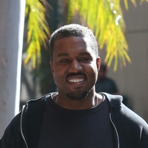 Kanye West, souriant, arrive au club Equinox à Encino le 4 février 2017.