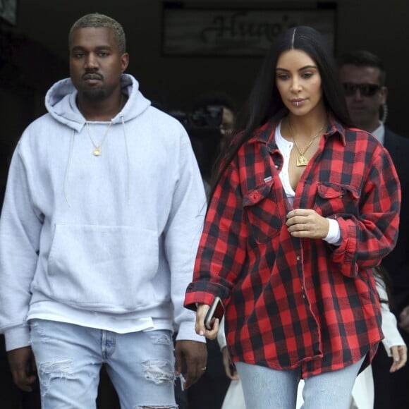 Kim Kardashian et Kanye West retrouvent Kourtney Kardashian pour déjeuner à Calabasas, le 18 janvier 2017