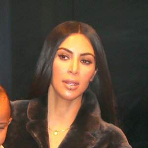 Kim Kardashian à la sortie d'un immeuble avec ses enfants North et Saint à New York, le 1er février 2017
