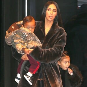 Kim Kardashian à la sortie d'un immeuble avec ses enfants North et Saint à New York, le 1er février 2017