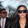 Kim Kardashian fait du shopping avec son meilleur ami Jonathan Cheban dans les rues de New York. Kim porte un long manteau en fausse fourrure noir. Le 1er février 2017