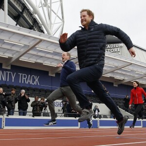 Harry file comme l'éclair vers la victoire ! Le prince William, la duchesse Catherine de Cambridge et le prince Harry participaient le 5 février 2017 à une journée d'entraînement en vue du marathon de Londres au parc olympique Reine Elizabeth, une opération pour le compte de leur campagne en faveur de la santé mentale Heads Together.