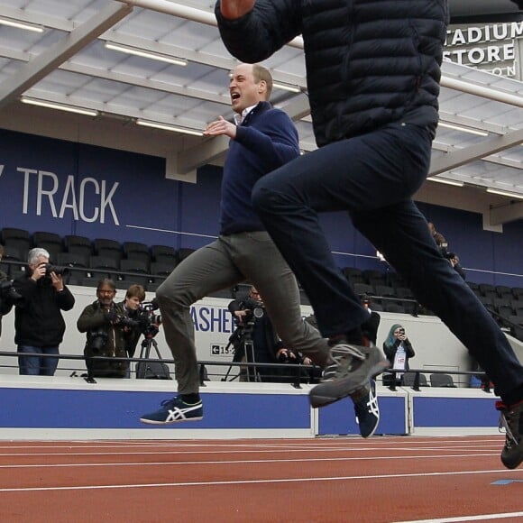 Harry file comme l'éclair vers la victoire ! Le prince William, la duchesse Catherine de Cambridge et le prince Harry participaient le 5 février 2017 à une journée d'entraînement en vue du marathon de Londres au parc olympique Reine Elizabeth, une opération pour le compte de leur campagne en faveur de la santé mentale Heads Together.