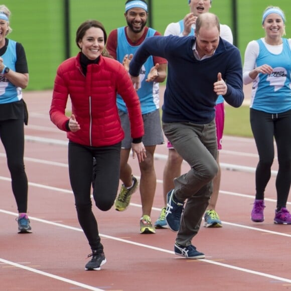 Harry est parti plus vite que tout le monde, mais a dû résister au retour de son grand frère... Le prince William, la duchesse Catherine de Cambridge et le prince Harry participaient le 5 février 2017 à une journée d'entraînement en vue du marathon de Londres au parc olympique Reine Elizabeth, une opération pour le compte de leur campagne en faveur de la santé mentale Heads Together.