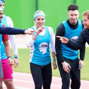 Ça se chambre entre frères... Le prince William, la duchesse Catherine de Cambridge et le prince Harry participaient le 5 février 2017 à une journée d'entraînement en vue du marathon de Londres au parc olympique Reine Elizabeth, une opération pour le compte de leur campagne en faveur de la santé mentale Heads Together.