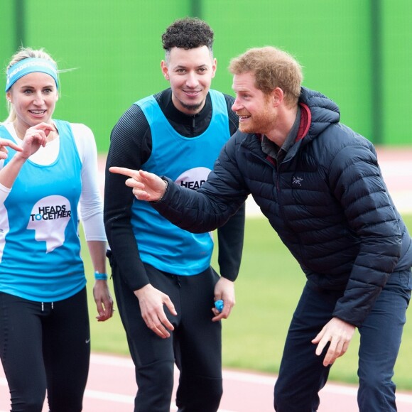 Ça se chambre entre frères... Le prince William, la duchesse Catherine de Cambridge et le prince Harry participaient le 5 février 2017 à une journée d'entraînement en vue du marathon de Londres au parc olympique Reine Elizabeth, une opération pour le compte de leur campagne en faveur de la santé mentale Heads Together.