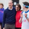 Un petit câlin pour se remettre de la défaite contre Harry... Le prince William, la duchesse Catherine de Cambridge et le prince Harry ont pris part le 5 février 2017 à une journée d'entraînement en vue du marathon de Londres au parc olympique Reine Elizabeth, une opération pour le compte de leur campagne en faveur de la santé mentale Heads Together.