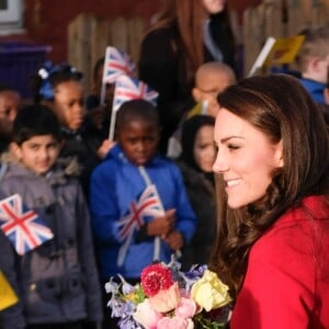 Le prince William et la duchesse Catherine de Cambridge visitaient le 6 février 2017 l'école primaire Mitchell Brook, dans le quartier de Brent à Londres, pour le lancement de la Semaine de la santé mentale des enfants et la remise de la Coupe de la Gentillesse avec l'association Place2Be, membre de Heads Together.