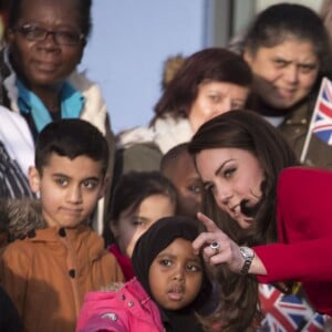 Le prince William et la duchesse Catherine de Cambridge visitaient le 6 février 2017 l'école primaire Mitchell Brook, dans le quartier de Brent à Londres, pour le lancement de la Semaine de la santé mentale des enfants et la remise de la Coupe de la Gentillesse avec l'association Place2Be, membre de Heads Together.