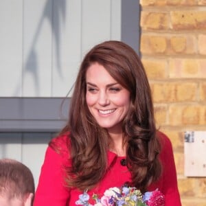 Le prince William et la duchesse Catherine de Cambridge visitaient le 6 février 2017 l'école primaire Mitchell Brook, dans le quartier de Brent à Londres, pour le lancement de la Semaine de la santé mentale des enfants et la remise de la Coupe de la Gentillesse avec l'association Place2Be, membre de Heads Together.