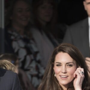 Le prince William et la duchesse Catherine de Cambridge visitaient le 6 février 2017 l'école primaire Mitchell Brook, dans le quartier de Brent à Londres, pour le lancement de la Semaine de la santé mentale des enfants et la remise de la Coupe de la Gentillesse avec l'association Place2Be, membre de Heads Together.