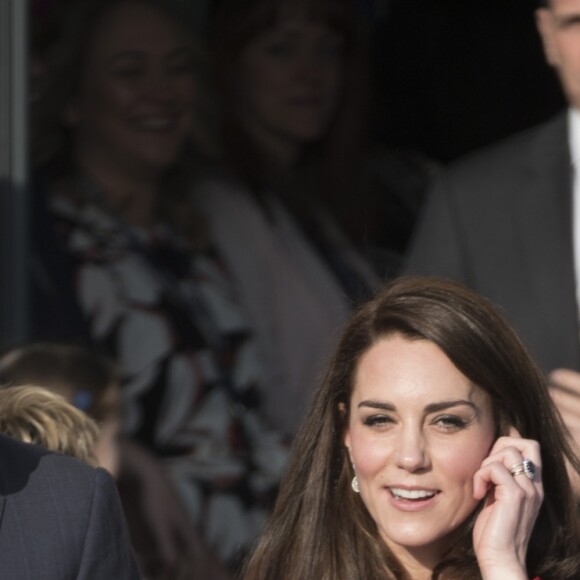 Le prince William et la duchesse Catherine de Cambridge visitaient le 6 février 2017 l'école primaire Mitchell Brook, dans le quartier de Brent à Londres, pour le lancement de la Semaine de la santé mentale des enfants et la remise de la Coupe de la Gentillesse avec l'association Place2Be, membre de Heads Together.