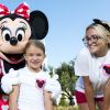 Jamie Lynn Spears, son mari Jamie Watson et sa fille Maddie posent avec Minnie devant le château de Cendrillon à Disney à Lake Buena Vista, le 14 août 2014