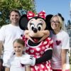 Jamie Lynn Spears, son mari Jamie Watson et sa fille Maddie posent avec Minnie devant le château de Cendrillon à Disney à Lake Buena Vista, le 14 août 2014.
