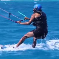 Barack Obama : L'ex-président s'éclate en kitesurf !
