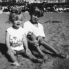 Caroline Receveur (2 ans) et son frère Ben (5 ans) à la Rochelle. Un cliché dévoilé sur Instagram le 4 février 2017.