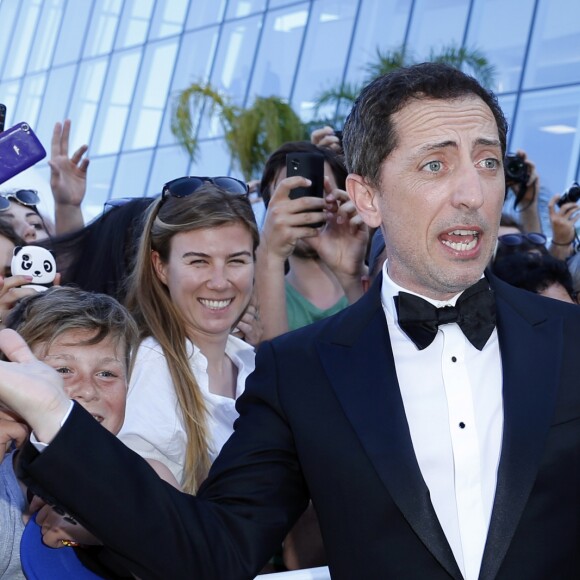 Gad Elmaleh rencontre ses fans lors de la montée des marches du film "Elle" lors du 69e Festival International du Film de Cannes. Le 21 mai 2016. © Olivier Borde-Cyril Moreau/Bestimage