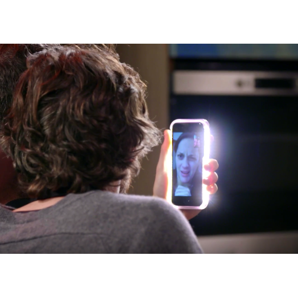 Guillaume Canet, au téléphone avec Marion Cotillard, participe à l'émission Les Recettes pompettes. (capture d'écran)