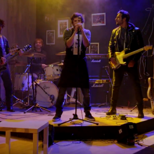 Guillaume Canet avec Yarol Poupaud, Maxim Nucci, Jerome Goldet et Patrice Renson, participe à l'émission Les Recettes pompettes. (capture d'écran)