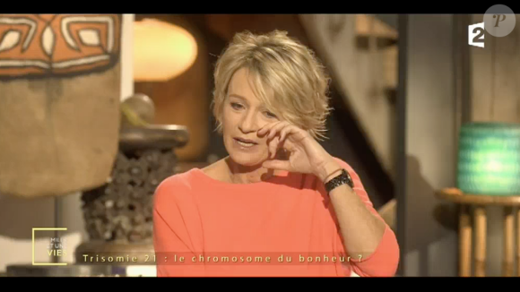 Sophie Davant submergée par l'émotion dans "Mille et une vies", sur France 2, le 10 février 2017.