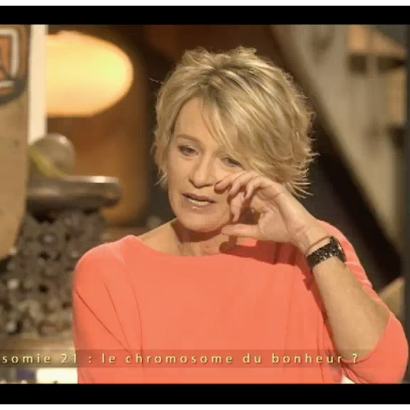 Sophie Davant submergée par l'émotion dans "Mille et une vies", sur France 2, le 10 février 2017.