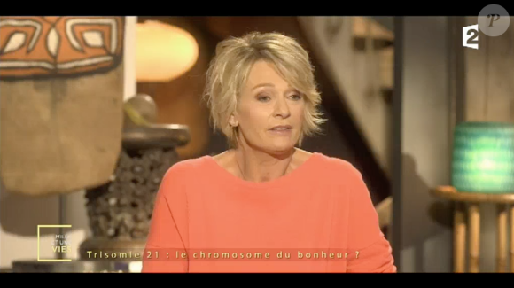 Sophie Davant submergée par l'émotion dans "Mille et une vies", sur France 2, le 10 février 2017.