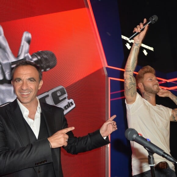 Nikos Aliagas et la statue de cire de M. Pokora lors de l'inauguration du tout nouvel espace dédié à l'émission "The Voice" au musée Grévin à Paris. Le 7 février 2017. © Veeren/Bestimage