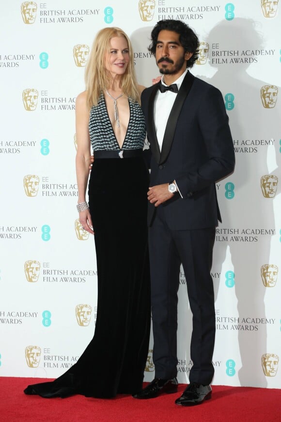 Nicole Kidman et Dev Patel - Les célébrités posent avec leurs prix dans la pressroom des British Academy Film Awards (BAFTA) au Royal Albert Hall à Londres le 12 février 2017.