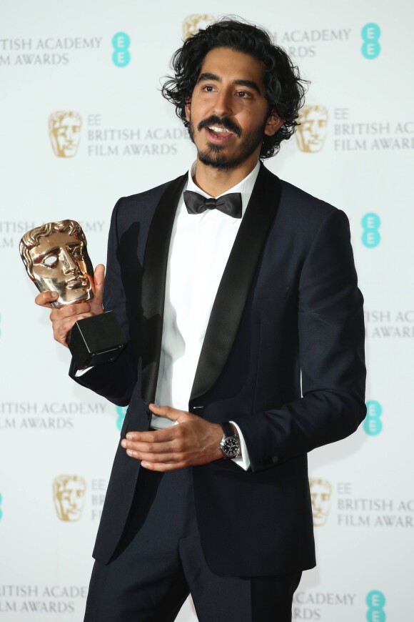 Dev Patel - Les célébrités posent avec leurs prix dans la pressroom des British Academy Film Awards (BAFTA) au Royal Albert Hall à Londres le 12 février 2017.
