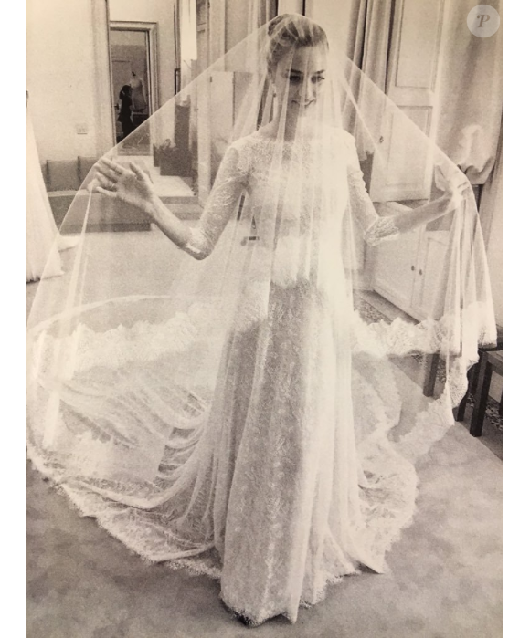 Beatrice Borromeo a partagé le 27 novembre 2016 sur Twitter cette image de ses essayages de sa robe de mariée en prévision de son mariage avec Pierre Casiraghi le 1er août 2015.