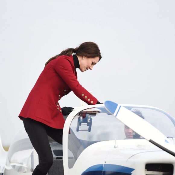 La duchesse Catherine de Cambridge a pu découvrir les commandes à bord d'un avion école lors de sa visite à la base RAF Wittering dans le Cambridgeshire en tant que marraine et commandante honoraire des cadets de l'Armée de l'Air, le 14 février 2017.