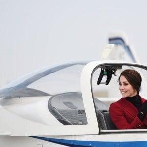 La duchesse Catherine de Cambridge a pu découvrir les commandes à bord d'un avion école lors de sa visite à la base RAF Wittering dans le Cambridgeshire en tant que marraine et commandante honoraire des cadets de l'Armée de l'Air, le 14 février 2017.