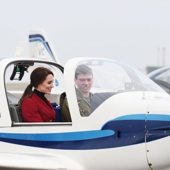 La duchesse Catherine de Cambridge a pu découvrir les commandes à bord d'un avion école lors de sa visite à la base RAF Wittering dans le Cambridgeshire en tant que marraine et commandante honoraire des cadets de l'Armée de l'Air, le 14 février 2017.