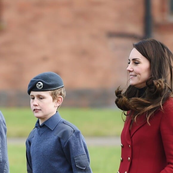 La duchesse Catherine de Cambridge lors de sa visite à la base RAF Wittering dans le Cambridgeshire en tant que marraine et commandante honoraire des cadets de l'Armée de l'Air, le 14 février 2017.