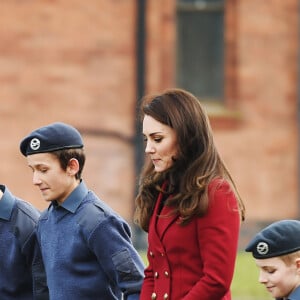 La duchesse Catherine de Cambridge lors de sa visite à la base RAF Wittering dans le Cambridgeshire en tant que marraine et commandante honoraire des cadets de l'Armée de l'Air, le 14 février 2017.