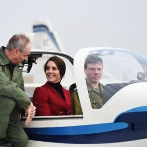 La duchesse Catherine de Cambridge a pu découvrir les commandes à bord d'un avion école lors de sa visite à la base RAF Wittering dans le Cambridgeshire en tant que marraine et commandante honoraire des cadets de l'Armée de l'Air, le 14 février 2017.