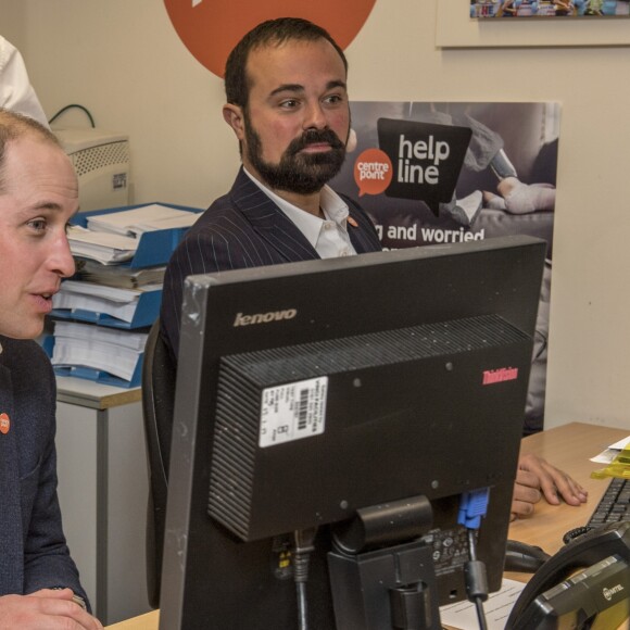 Le prince William, duc de Cambridge, inaugure le centre d'appel Centrepoint Helpline à Londres le 13 février 2017. Il s'agit du premier service de conseil qui offrira aux jeunes qui sont sans abri ou qui risquent d'être sans abri un service de soutien complet. Centrepoint, dont Son Altesse Royale est le Patron s'est associé avec The Mix pour réaliser ce projet.