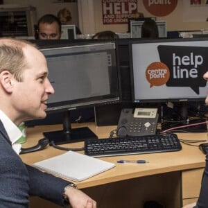 Le prince William, duc de Cambridge, inaugure le centre d'appel Centrepoint Helpline à Londres le 13 février 2017. Il s'agit du premier service de conseil qui offrira aux jeunes qui sont sans abri ou qui risquent d'être sans abri un service de soutien complet. Centrepoint, dont Son Altesse Royale est le Patron s'est associé avec The Mix pour réaliser ce projet.