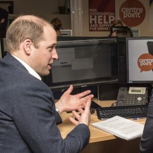 Le prince William, duc de Cambridge, inaugure le centre d'appel Centrepoint Helpline à Londres le 13 février 2017. Il s'agit du premier service de conseil qui offrira aux jeunes qui sont sans abri ou qui risquent d'être sans abri un service de soutien complet. Centrepoint, dont Son Altesse Royale est le Patron s'est associé avec The Mix pour réaliser ce projet.