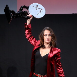 Alice Belaïdi, prix d'interprétation dans un second rôle, lors de la cérémonie de clôture du 20e Festival du film de comédie à l'Alpe d'Huez, le 21 janvier 2017. © Dominique Jacovides/Bestimage