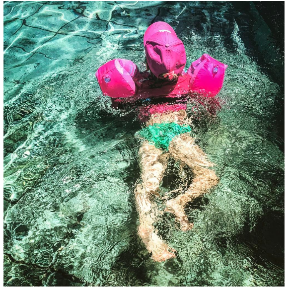 Sylvie Tellier passe la Saint-Valentin à l'île Maurice avec son amoureux Laurent et leur fille Margaux. Photo publiée sur Instagram le 14 février 2017